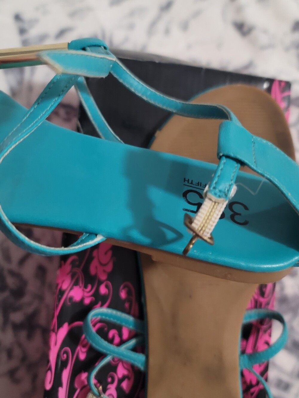 385 Fifth Teal T-Strap Women’s Sandals with Gold Accents Suze 7.5 - Picture 5 of 5